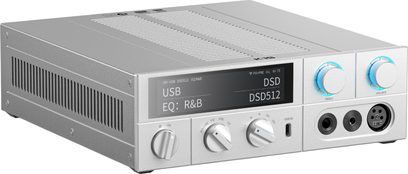 Preamplificator pentru căști FiiO K15 din aluminiu argintiu, vedere trei-sferturi, ecran, butoane mari, mufe de 6,35 mm, 4,4 mm și XLR4, USB