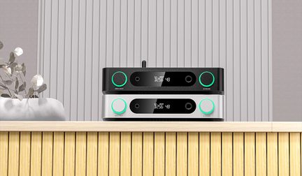 To metal-audiokabinetter stablet, sort og sølv, set forfra, centralskærm, drejeknapper med grønne ringe, antenne bagpå