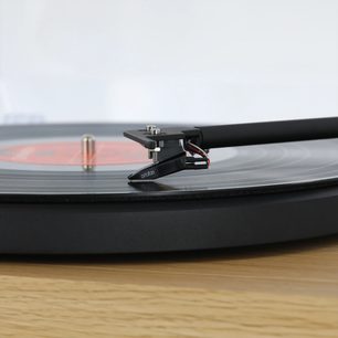 Hi-fi gramofon Enova HIFI Vision 2 SET Beech, bližnji pogled na črno tonsko ročico s kartušo Ortofon na črni plošči