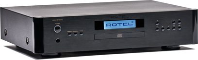 Vysokofrekvenční CD přehrávač Rotel RCD-1572 MKII v černé barvě, pohled ze tří čtvrtin, přední panel s centrálním displejem, kruhové ovládací tlačítka