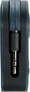 Seitenansicht des iFi Audio UP Travel Wireless Transmitters in mattem Blau mit schwarzem Rand, der einen teilweise versenkten, vergoldeten 3,5-mm-Klinkenstecker umschließt