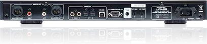Rotel RDD1580 sort audio DAC-konverter, frontvisning, tilslutninger og betjeningsknapper på forsiden, blå LED-display