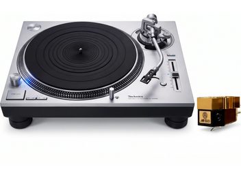 Sidabrinis vinilinių plokštelių grotuvas Technics SL-1200GR2, juodas diskas, S formos tonarmas ir šalia juoda bei auksinė MP-500 galvutė