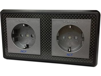 Due prese elettriche a muro Furutech FT-SWS-D NCF (R) nere, viste frontalmente, in una scatola rettangolare nera