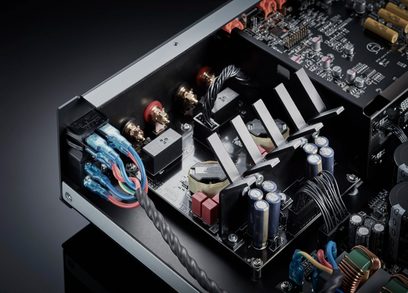Amplificatore hi-fi stereo Primare I35 Prisma M36 argento, vista interna dall'alto dei circuiti elettronici e componenti