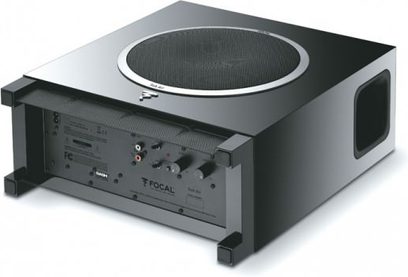 Subwoofer Focal Sub Air v černé barvě, pohled zepředu, černý kruhový kryt, ovládací tlačítka a konektory na pravé straně