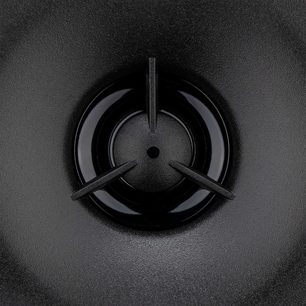 Cirkulær sort højttaler set forfra, med sort gitter og centralt logo i form af en omvendt trekant