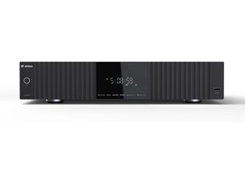 UHD8000 Zidoo Multimedia-Player, Vorderansicht, rechteckiges schwarzes Gehäuse, zentrales Display zeigt die Uhrzeit, runde Füße, USB-Anschluss rechts