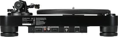 Platine vinil Audio Technica AT-LP7X preta vista de trás, conexões RCA, seletor phono/line, terminal de terra e alimentação
