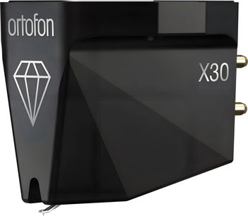 Ortofon MC X30 fonokapszula, fényes fekete, fém, facettázott tok, gyémánt logó és szürke felirat, finom lemezolvasó tű az orr alatt és két aranyozott csatlakozó a hátulján, jobb oldali profilnézet