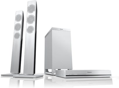 Soundbar Panasonic SC-HTB570 a dva stříbrné vertikální reproduktory, pohled zepředu, na bílém pozadí