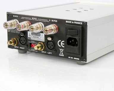 Amplificatore di potenza hi-fi M-POS 3D Lab Nano, vista posteriore ravvicinata, connettori audio RCA dorati, interruttore, presa di corrente