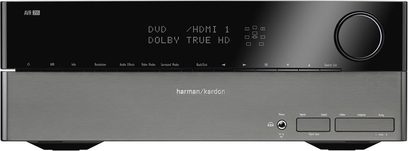 Harman Kardon AVR 255 hjemmebiograf-forstærker set forfra, sort front med display, sølvfarvede knapper og kontrolhjul
