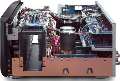Amplificator de putere multi-canal Marantz MM8077 negru, vedere interioară a componentelor electronice și cablajelor, cu capacul deschis