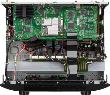 Préampli home-cinéma Marantz AV7706 noir, vue intérieure montrant la carte mère verte avec composants électroniques