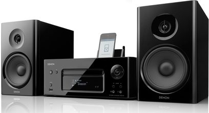 Sort Denon CEOL N7 hi-fi-anlæg bestående af en cd-afspiller, en forstærker og to højttalere, set forfra