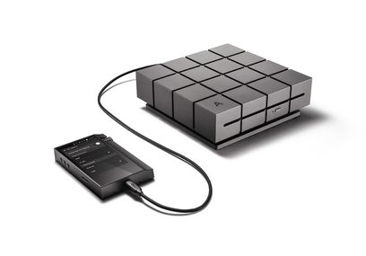 Přenosný CD přehrávač Astell&Kern CD RIPPER MKII v matně černém obdélníkovém provedení s připojovacím kabelem, pohled shora a zepředu