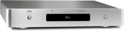 NAD M51 aluminiumsaudio-DAC-konverter, frontvisning, "M51" vist på LCD-skærm, knapper og stik på frontpanel