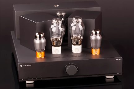 Amplificatore a valvole Feliks Audio Arioso nero vista frontale con quattro valvole visibili e manopola centrale rotonda