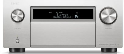 Ampli home-cinema Denon AVC-A10H argento, vista frontale, pulsanti circolari metallici, schermo centrale che visualizza "Blu-ray Dolby Atmos"