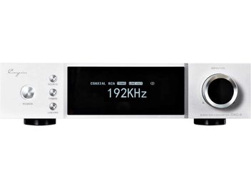 Cayin iDAC-8 audioomformer i sølvfarvet børstet aluminium, set forfra, med en stor sort digital skærm i midten, der viser 192 kHz, tre lodrette knapper til venstre og et stort cirkulært volumenhjul til højre