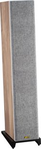 Vloerstaande luidspreker Davis Acoustics Krypton 9 Nordik, schuin aanzicht, voorkant bedekt met grijze stof, zijkanten van licht hout, zwarte basis