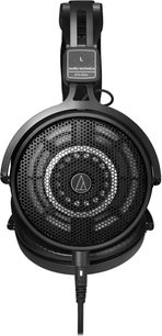 Audio Technica ATH-R50X sort, åbne hi-fi hovedtelefoner med ledning, plastkonstruktion med cirkulært metalgitter i bikubemønster, ørepude i kunstlæder og lige kabel, der går ud fra bunden af venstre ørekop, sidevisning