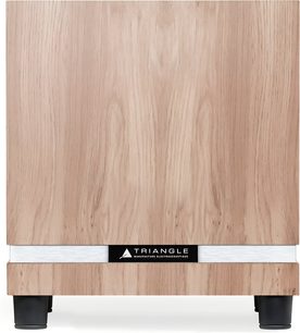 Subwoofer Triangle Thetis 340 cu furnir de stejar deschis, vedere din față, panou din lemn cu textură verticală evidențiată de o bandă orizontală din aluminiu periat cu logo central, sprijinit pe două picioare negre