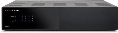 Anthem MDX8 sort multikanal-effektforstærker, set forfra, 4 blå LED'er tændt, 4 LAN-porte, tekstureret frontpanel