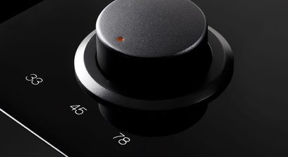 Reloop TURN3 sort pladespiller, tæt ovenfra-billede af tallerkenen og tonearmen, sort baggrund