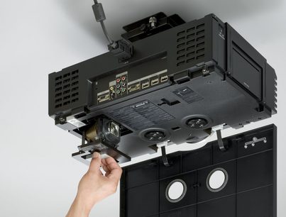 Panasonic PT-AE3000 videoprojektor set nedefra, der viser stik, højttalere og projektorlampe