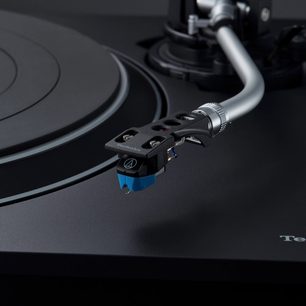 Giradischi Technics SL-100CEG-K nero, vista ravvicinata dall'alto del braccio di lettura con testina e contrappeso