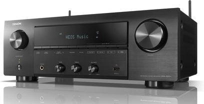 Amplificatore hi-fi stereo Denon DRA-800H nero, vista frontale, pannello frontale nero con pulsanti, manopole e display LED blu "HEOS Music"