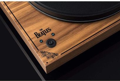 Pro-Ject 2-Xperience SB SGT Pepper pladespiller i valnøddefarvet finish, tæt optagelse af det forreste højre hjørne set oppefra
