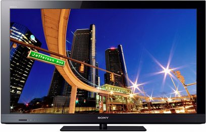 Sony KDL-40CX520 TV-skærm, der viser en oplyst by om natten med skyskrabere, vej og lysende skilte