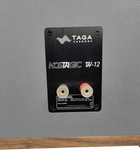 Boekenplankluidspreker Taga Harmony Nostalgic TH-12 walnoot, achteraanzicht, zwarte plaat met witte tekst, 2 ronde aansluitingen
