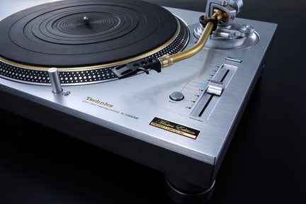Pick-up Technics SL-1200GME ediție limitată argintiu cu braț auriu vedere din trei sferturi