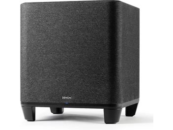 Denon Home Subwoofer čierny basový reproduktor, pohľad spredu, kockový tvar, tmavosivá akustická tkanina, matná čierna základňa