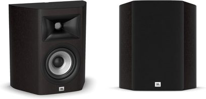 Regálová reprosoustava JBL Studio 610 dark walnut, pohled zepředu a z boku, krychlový tvar, tmavé dřevo, černý reproduktor