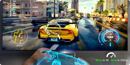 Sort, mat plast fladskærm med smal ramme set forfra, der viser et farverigt racerløbsspil, med hænder i forgrunden, der holder en blå, gennemsigtig hologram-lignende controller