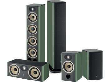 Focal Aria Evo X N°3 højttalerpakke i lakeret grøn, 2 store gulvhøjttalere, 1 centerhøjttaler, 2 små højttalere, på hvid baggrund