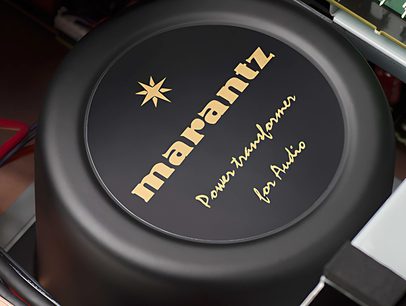 Marantz AV7704 sort forstærker til hjemmebio, set oppefra, med indgraveret gylden stjerne-logo og teksten "Power transformers for Audio"