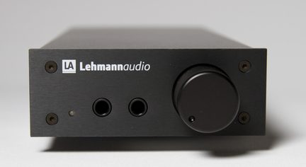 Lehmann Audio hodetelefonforsterker i svart, børstet aluminiumsfront, dobbel jack-utgang og stor volumknapp