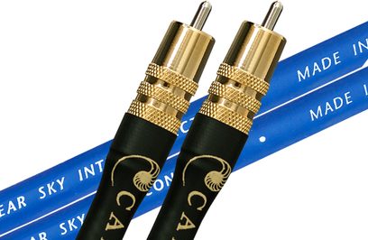 Analogový audio kabel Cardas RCA Clear Sky s modrou PVC izolací, pozlacenými kovovými RCA konektory s rýhovaným povrchem a černými termosmrštitelnými pouzdry zdobenými logem ve tvaru mušle, detailní pohled ze tří čtvrtin