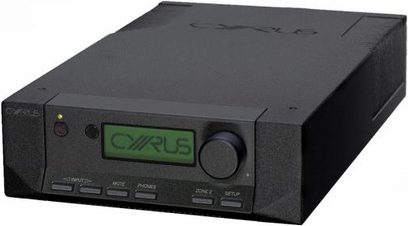 Cyrus 6 DAC sort hi-fi stereoforstærker set forfra, grønt display, børstet aluminiumsfront