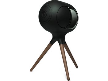 Pied de difuzor DEVIALET TREEPOD Deep Forest, trepied din lemn maro și bază neagră mată, vedere din trei sferturi, cu difuzor
