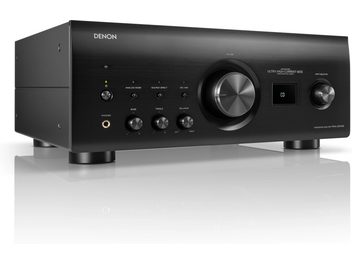 Integrēts stereo hi-fi pastiprinātājs Denon PMA-3000NE, trīs ceturtdaļu skats, melna priekšpuse, apaļas pogas, ekrāns rāda "CD"