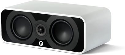 Q Acoustics 5090 weiße Center-Lautsprecherbox, rechteckiges Gehäuse aus stabilem weißem Material mit abgerundeten Ecken und matter Oberfläche, glänzend schwarze Front mit zwei runden Lautsprechern, die einen zentralen Hochtöner und das Q-Logo einrahmen, Ansicht von vorne rechts in Dreiviertelperspektive