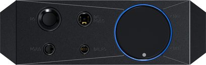 FiiO M17 audiofil bærbar spiller i svart aluminium, nærbilde forfra, med en stor svart sirkulær volumkontroll med blått lysende ring til høyre og tre justerte jack- og balanserte lydutganger til venstre
