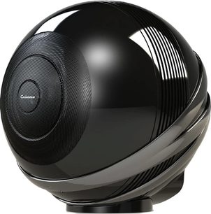 Blank, glansfull svart sfærisk høyttaler Cabasse The Pearl, med svart grill på den øvre halvdelen, sett fra en lett skrå vinkel forfra